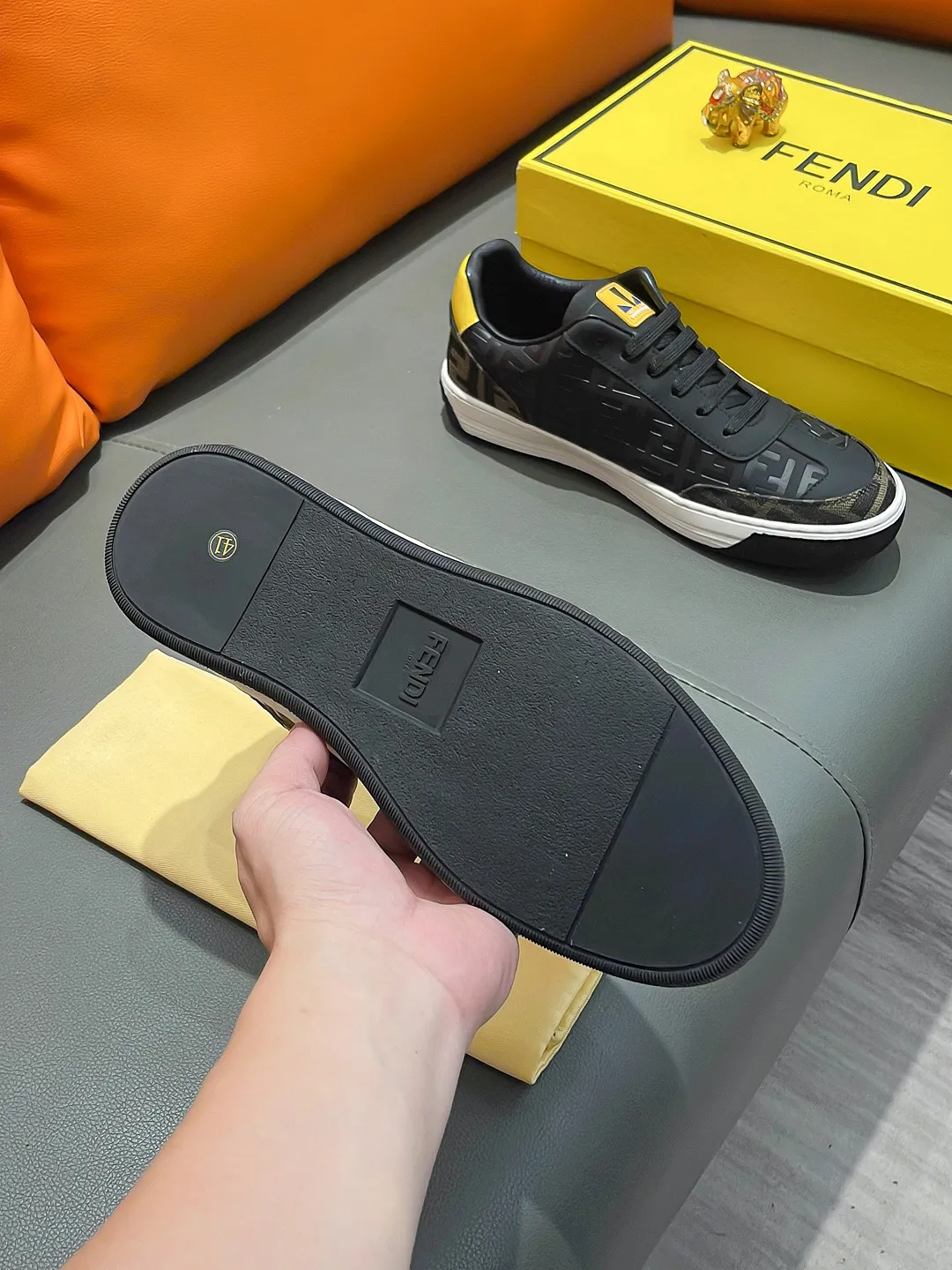 Men's shoes FENDI "Fendi" P400 Regular size: 38-44 (casual shoes) Product materials: Selected cowhide upper, soft sheepskin lining; original outsole.
